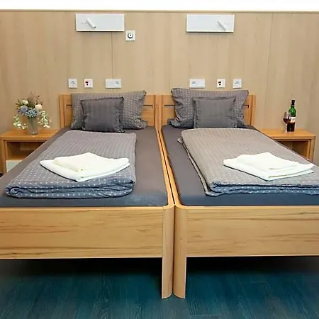 Night Ξενοδοχείο *